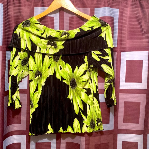 Womens Blouse. Black w/ green flowering. Size : S - Picture 2 of 2